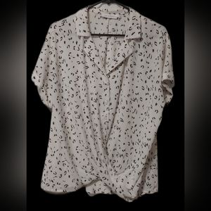 All in Favor Short Sleeve wrap front Blouse,Size L, Ivory/black abstract print